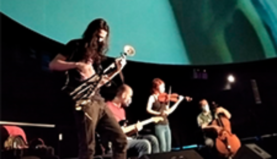 En el concierto audiovisual denominado “Neuroplasticidad e Improvisación musical” los cuatro músicos tocaron al compás de estímulos neuronales.