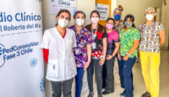 La doctora Lorena Tapia junto al equipo del Hospital Roberto del Río, uno de los dos campos clínicos de la Facultad de Medicina donde se realizará el reclutamiento de voluntarios para la prueba de la vacuna Sinovac en menores de edad. 