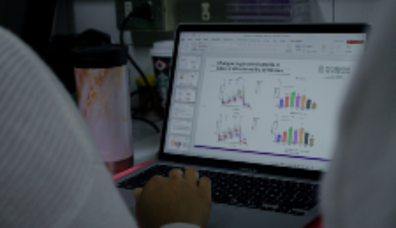 El proyecto Fondecyt Regular 2024 “Explorando las adaptaciones mitocondriales que respaldan la metástasis inducida por la quimioterapia en células de cáncer de mama triple negativo”, estudiará qué parte del metabolismo energético podría ser un punto “cuello de botella” esencial en la adaptación que producen los quimioterápicos en estas células que no proliferan, pero que las convierte en pro-migratorias.