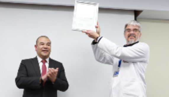 El superintendente de Salud, doctor Víctor Torres, hizo entrega del certificado de acreditación al director general del HCUCH, doctor Eduardo Toba