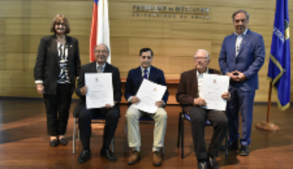 Doctores Rosa Devés, rectora de la Universidad de Chile, y Miguel O'Ryan, decano de la Facultad de Medicina (en los extremos) junto a los nuevos profesores eméritos, doctores Marcelo Wolff, Ramón Rodrigo y Miguel Gasic. 