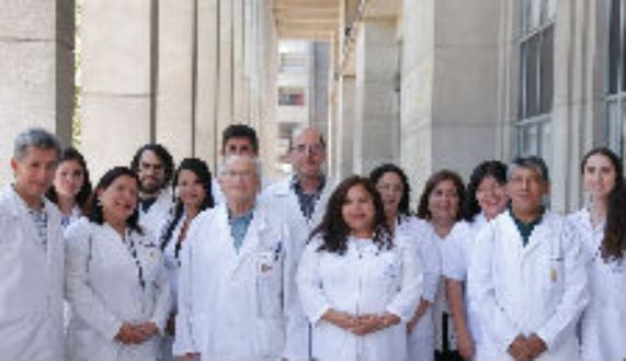 El equipo de investigadores tras los resultados de mejoría clínica de los pacientes con Chagas