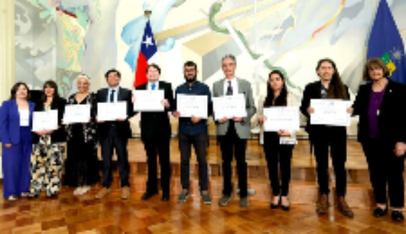 Profesora Marcela Díaz, directora de Pregrado de la Facultad de Medicina, y la dra. Rosa Devés, rectora, junto a los Mejores Docentes de nuestro plantel, profesores Patricia Gálvez, Pamela Soto, Rodrigo Rojo, Luis Toro, Matías Faúndez, Héctor Vega, Rosa Ortiz y Daniel Larenas. 