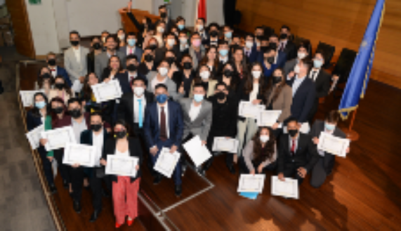 Titulados de las generaciones 2020 y 2021 de la Escuela de Kinesiología de la Universidad de Chile. 