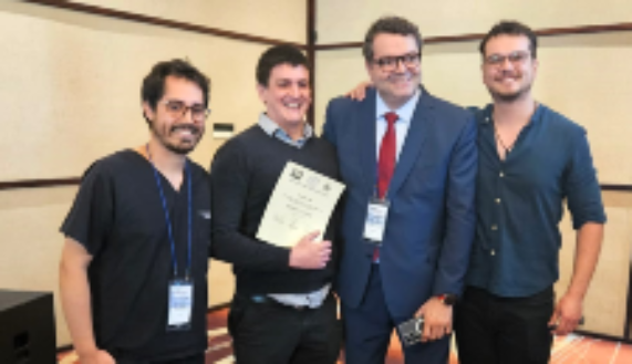 Los doctores Joaquín Bustos, Gonzalo Menz y Matías Rodríguez durante la premiación