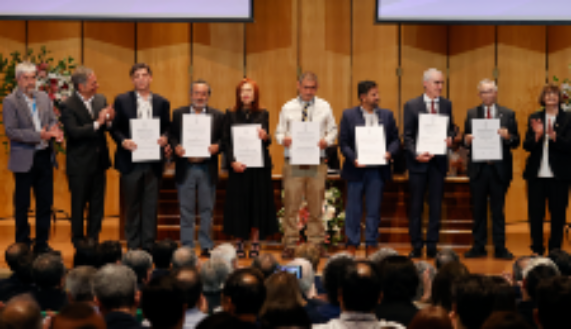 Los doctores Eduardo Tobar, director del HCUCH, y Miguel O'Ryan, decano de la FMUCH, junto a los profesores titulares, doctores Carlos Infante, Dante Cáceres, Violeta Díaz, Juan Guillermo Rodríguez, Fernando Valiente, Juan Pablo Valdevenito y Rodrigo Vásquez, así como a la rectora de la Universidad de Chile, doctora Rosa Devés