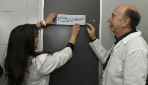 Los doctores Andrea Mena y Arnoldo Quezada descubren el nuevo nombre del auditorio del Dpto. de Pediatría Sur