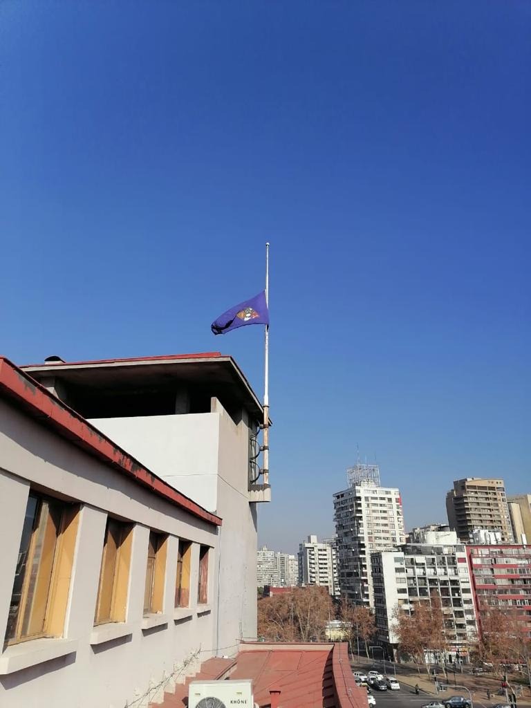 En memoria del profesor Baraona, la Facultad de Derecho ha decretado Duelo Oficial Universitario por tres días y ha izado a media asta el estandarte universitario. En memoria del profesor Baraona, la Facultad de Derecho ha decretado Duelo Oficial Universitario por tres días y ha izado a media asta el estandarte universitario.